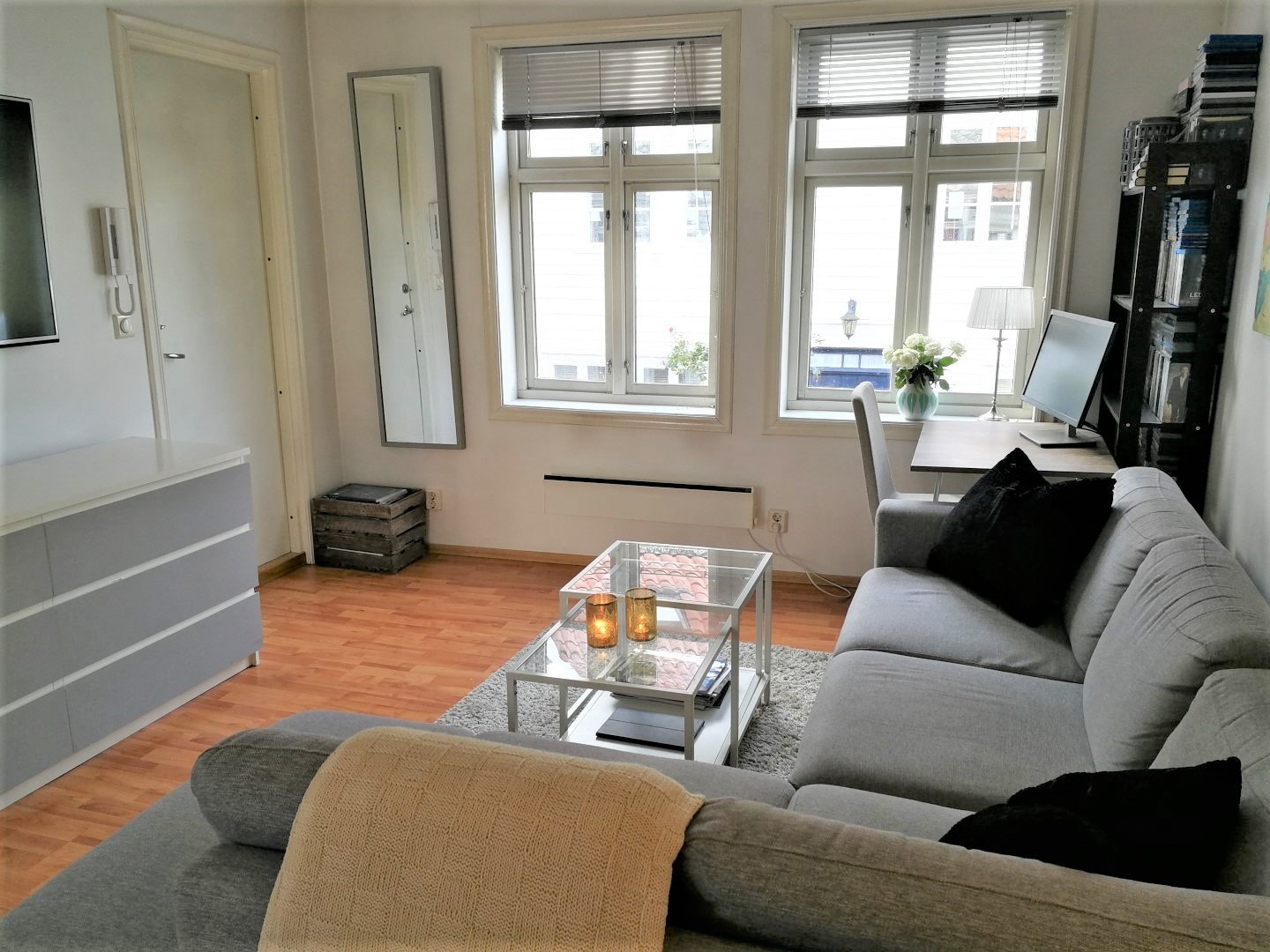 Romslig stue med god plass til møblering! Galleribilde