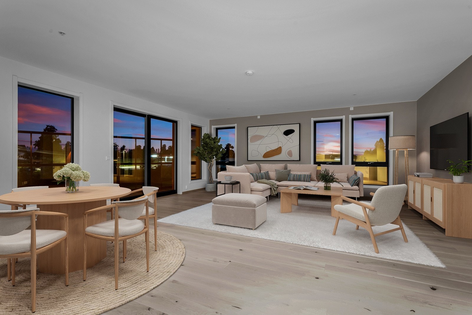 Romslig stue med plass til sofagruppe og spisestue. Galleribilde