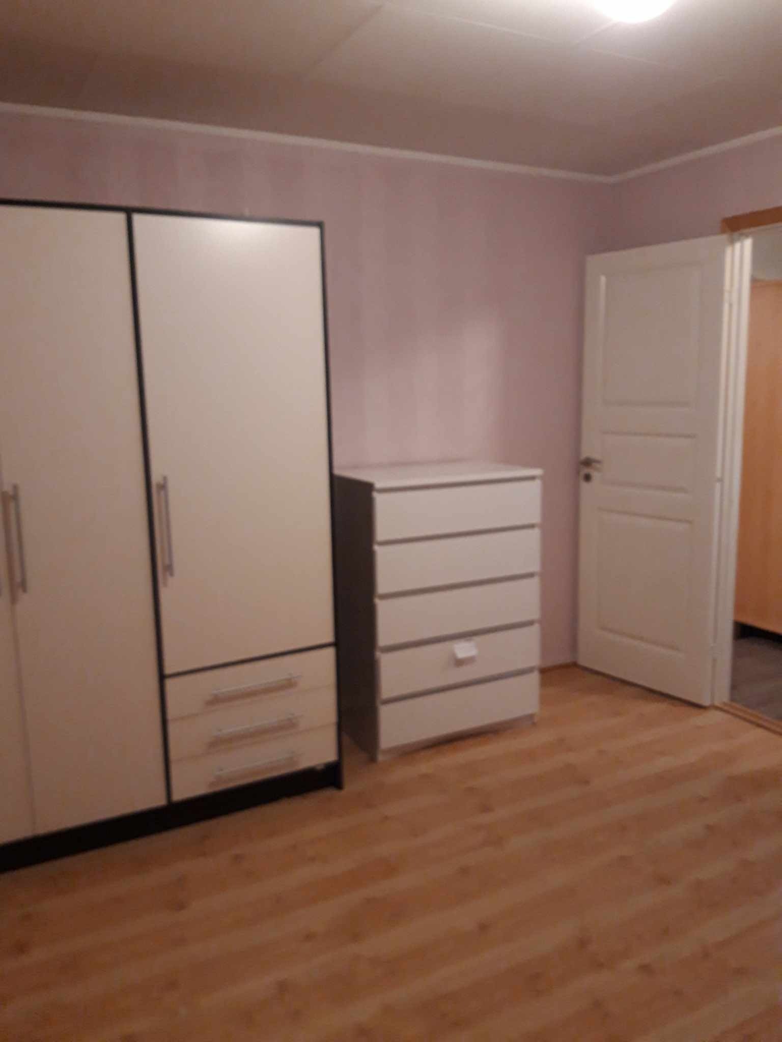 Kjeller leilighet / soverom skap Galleribilde