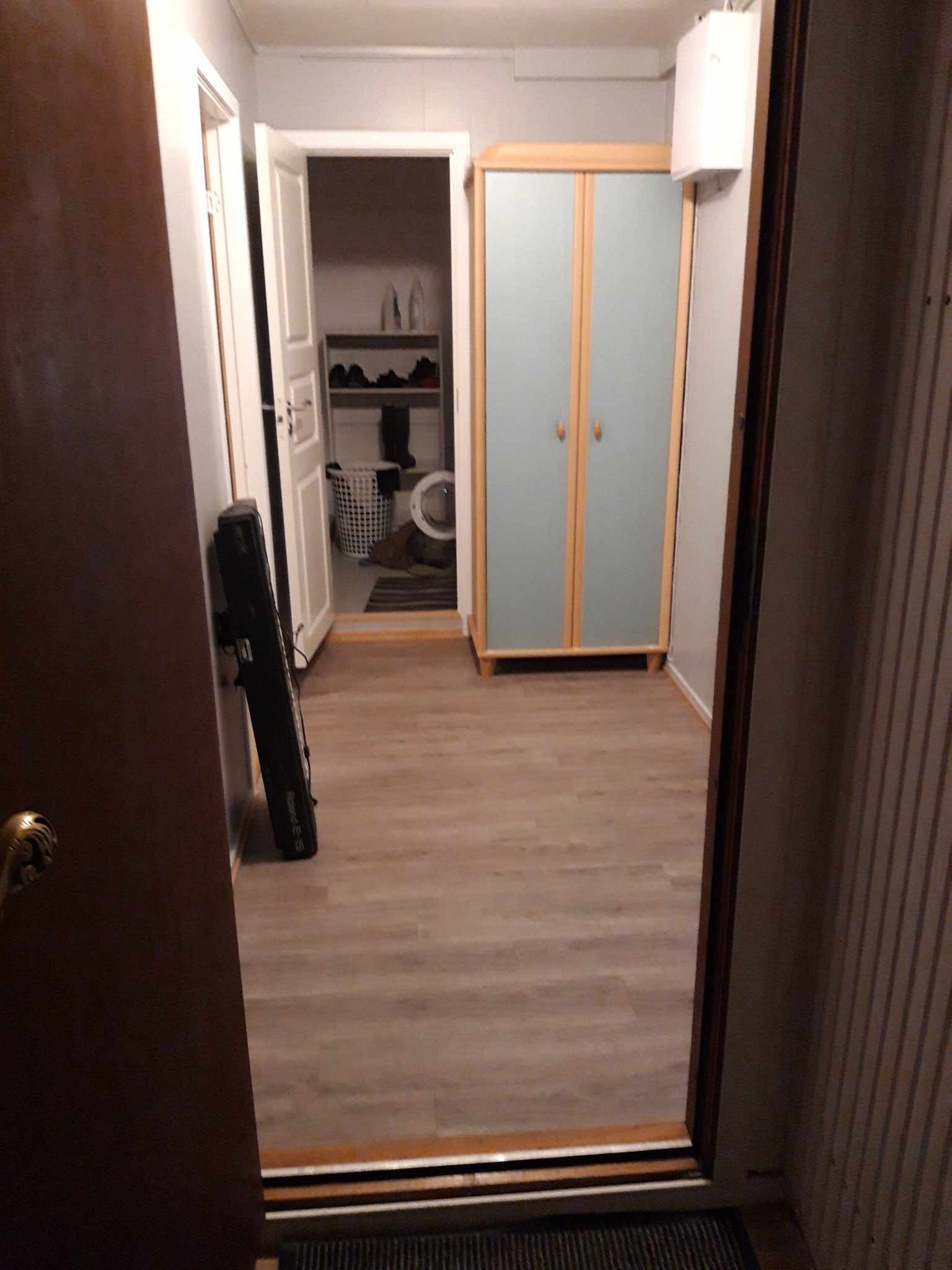 Kjeller leilighet / Inngang, mye plass for skap Galleribilde