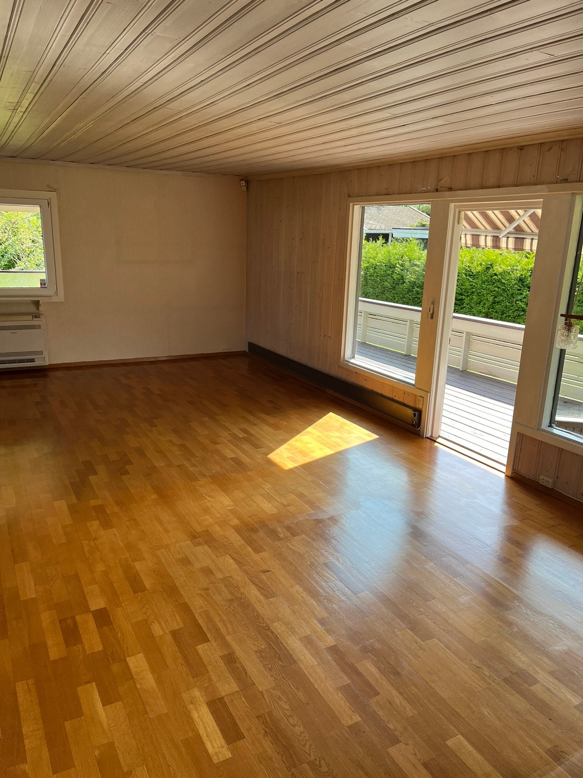 Stue med utgang til balkong og hagen Galleribilde