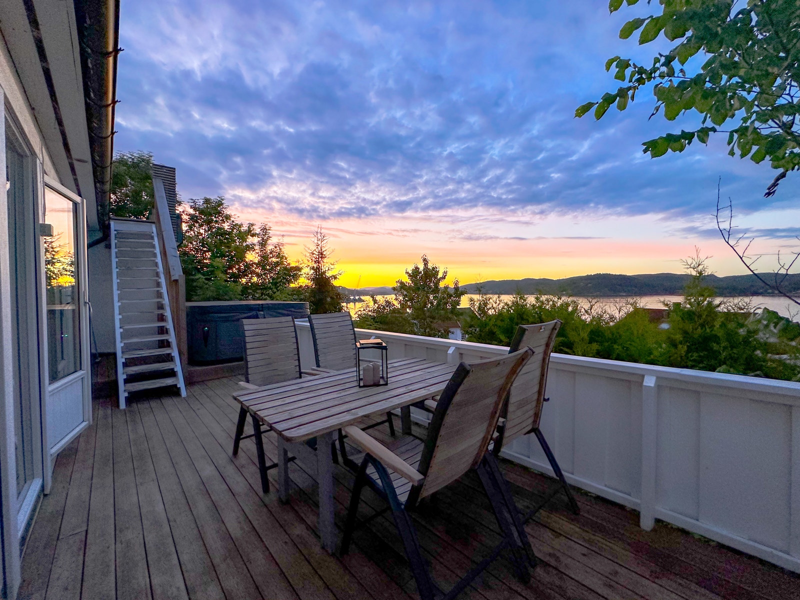 Balkong på mot utsikt, utenfor stue. Galleribilde