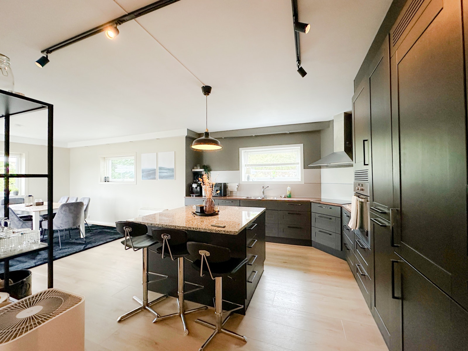 Kjøkken med mye skap plass Galleribilde