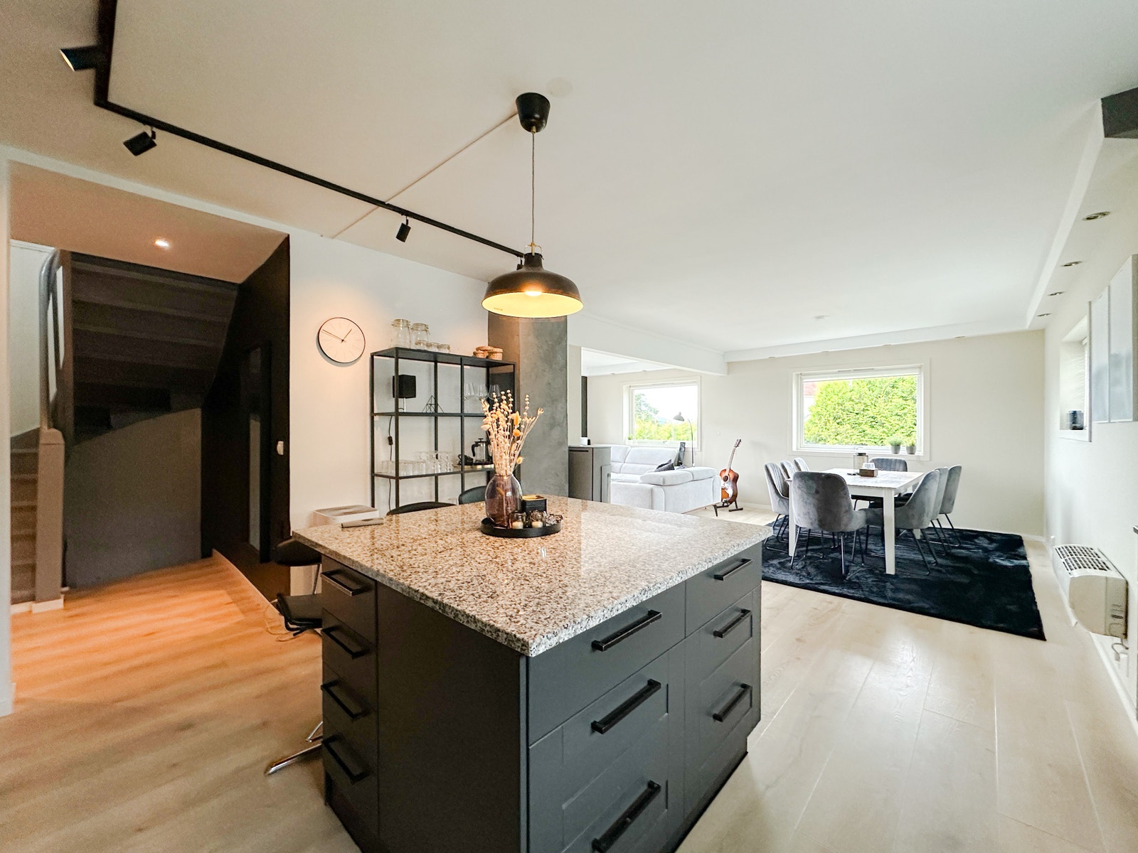 kjøkkenøy med ytterligere skuffer Galleribilde