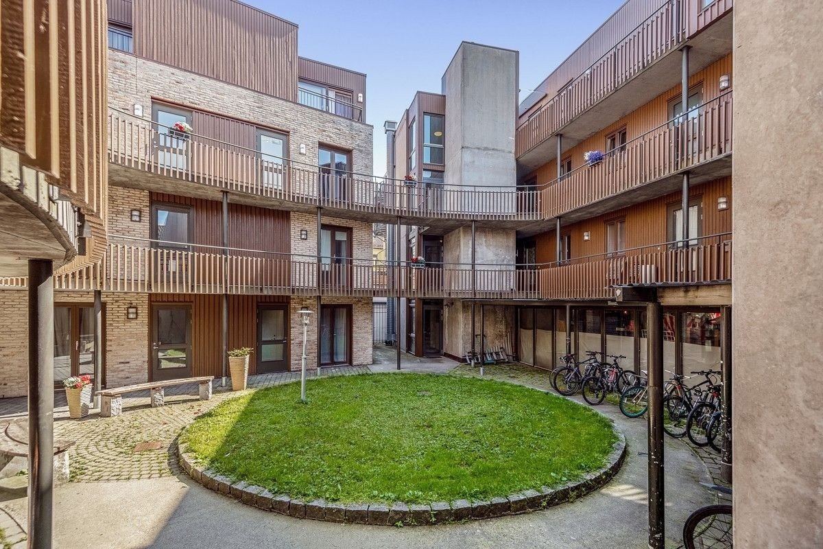 Rolig og stille bakgård med sykkelparkering Galleribilde