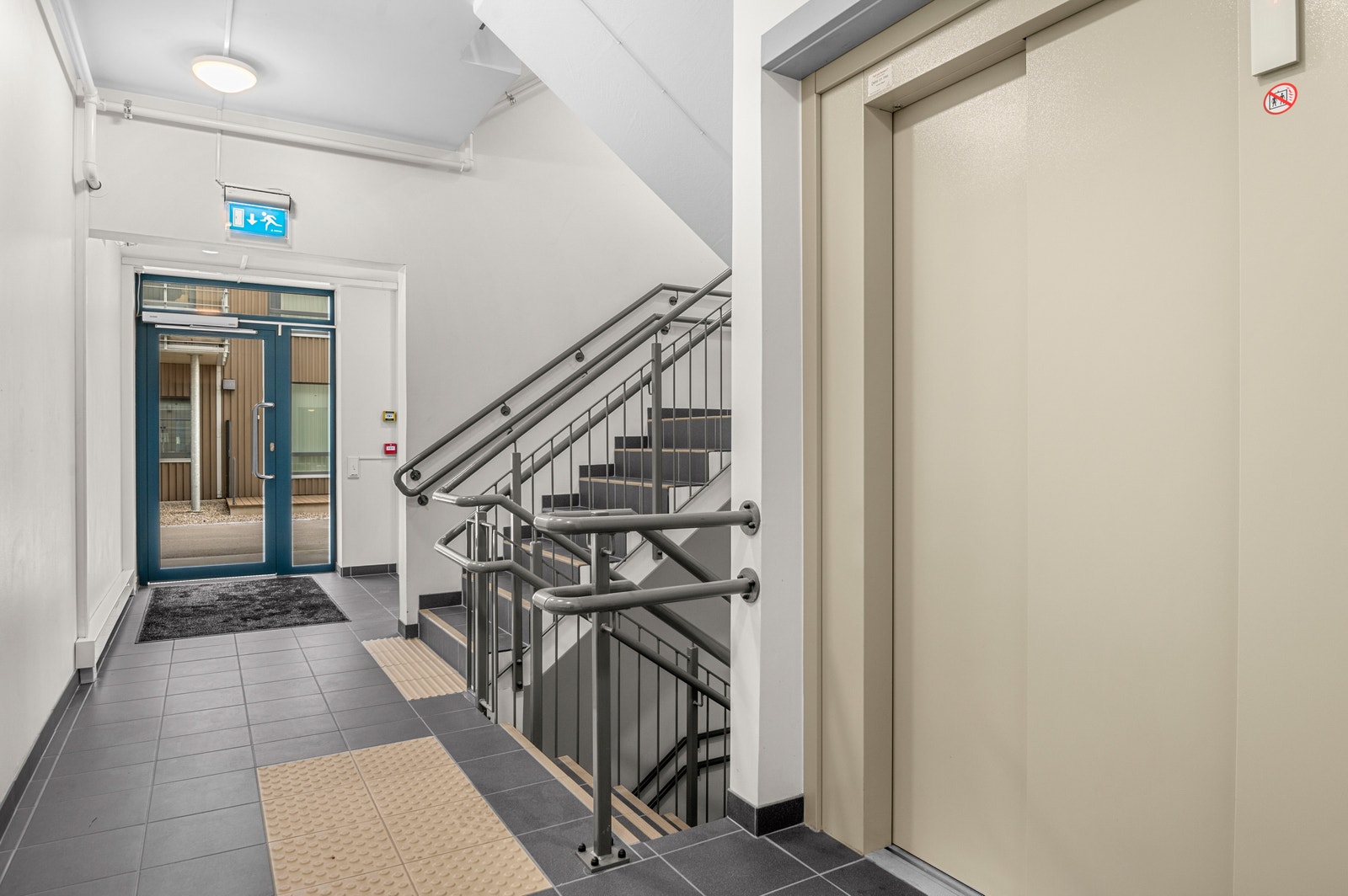 Heis til leilighet, garasjeanlegg og boder. Galleribilde