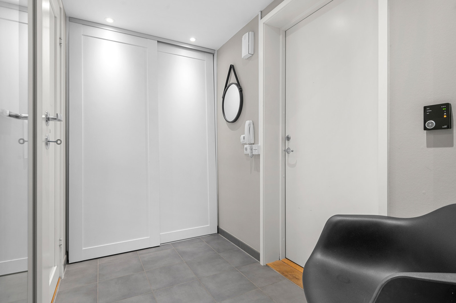 Romslig gang med tilhørende garderobe Galleribilde