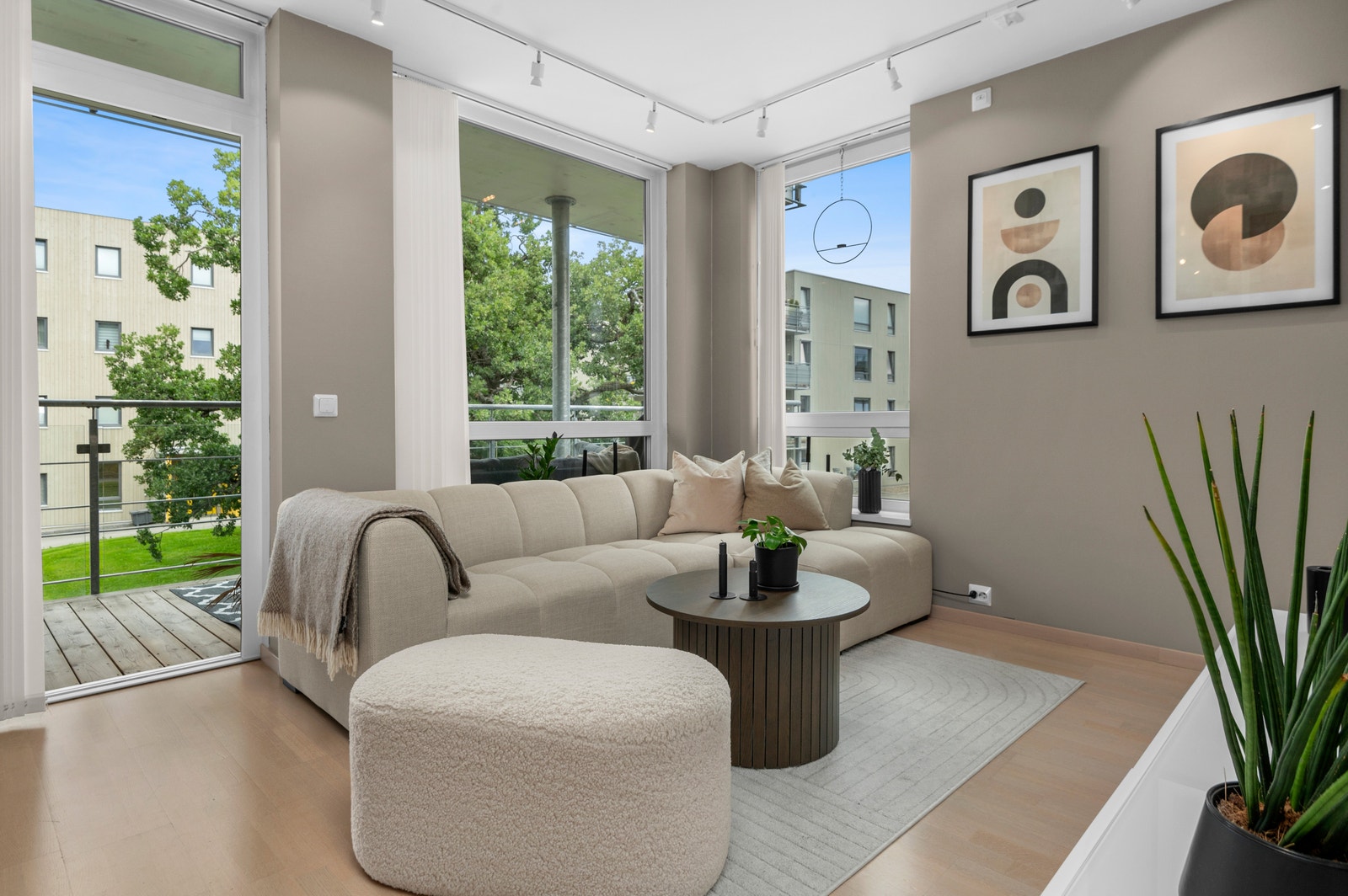 Utgang til romslig overbygd veranda Galleribilde