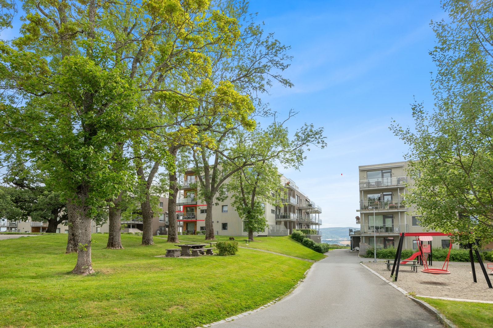 Leiligheten er vendt mot et hyggelig fellesområde Galleribilde