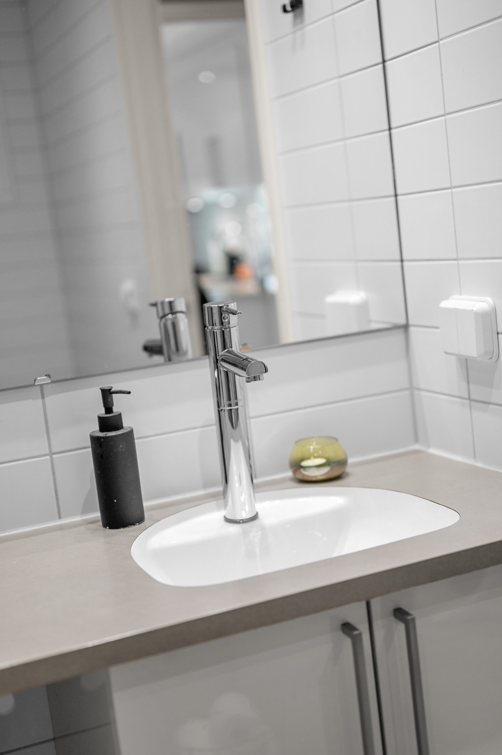 Heldekkende benkeplate med underlimt vask Galleribilde