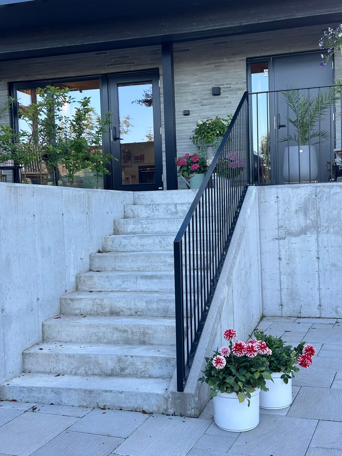 Døren til venstre er deres inngang Galleribilde