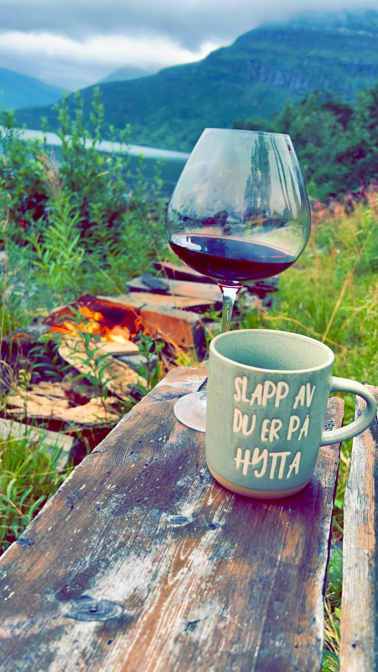 Nyt stille kvelder med bål i vannkanten Galleribilde