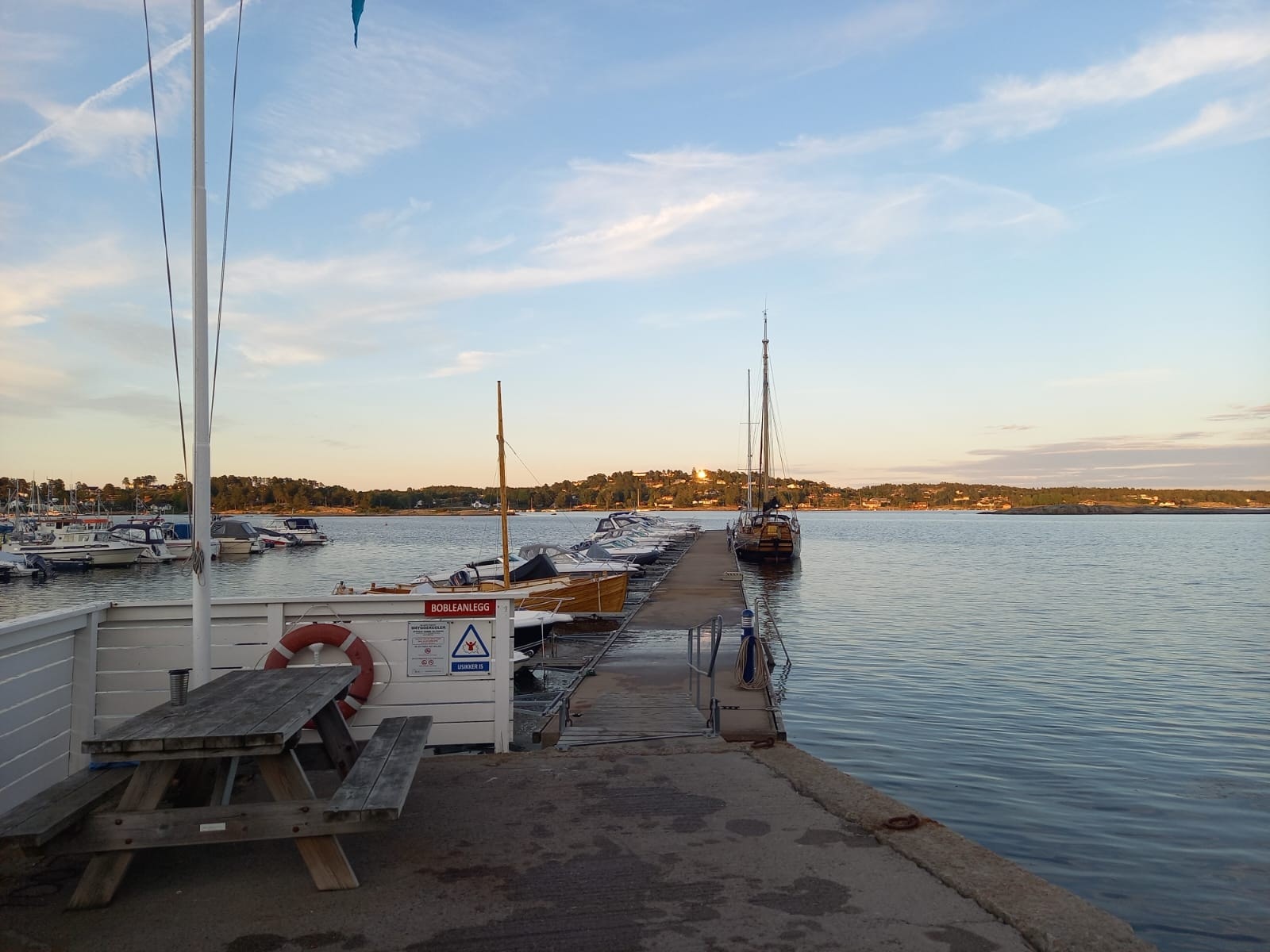 Nærområdet med brygger og to strender Galleribilde