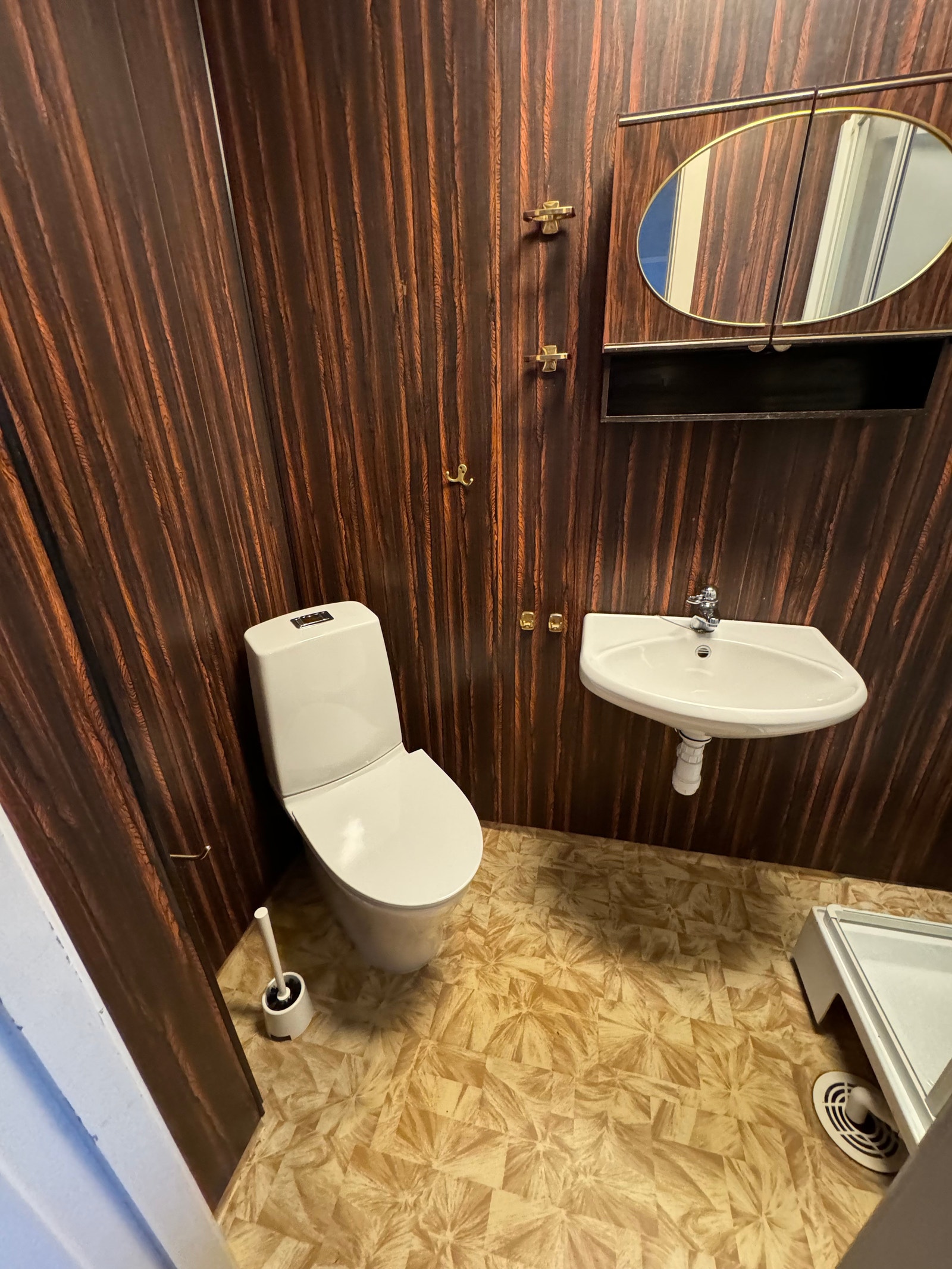 Rom 1 etasje med eget bad (UTLEID) Galleribilde