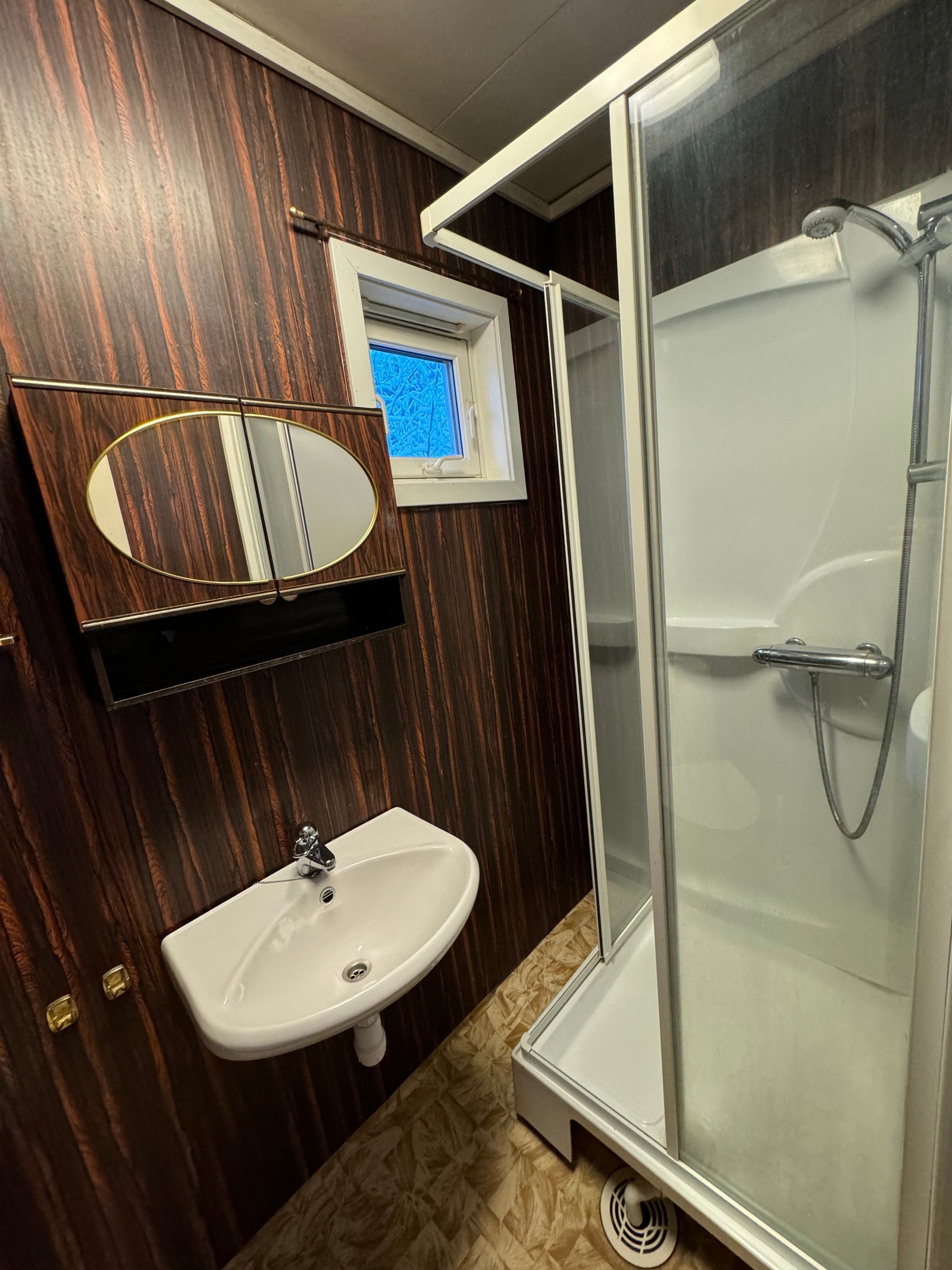 Rom 1 etasje med eget bad (UTLEID) Galleribilde