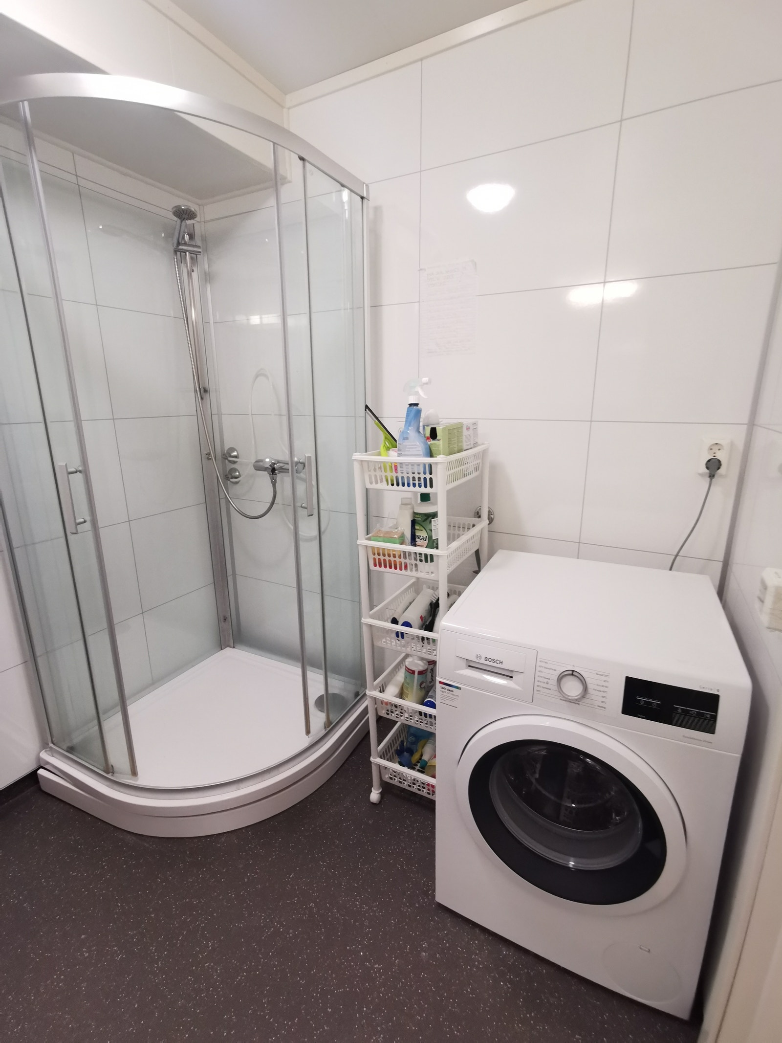 Bad 1 i seksjonen har dusjkabinett, wc, vask og vaskemaskin Galleribilde