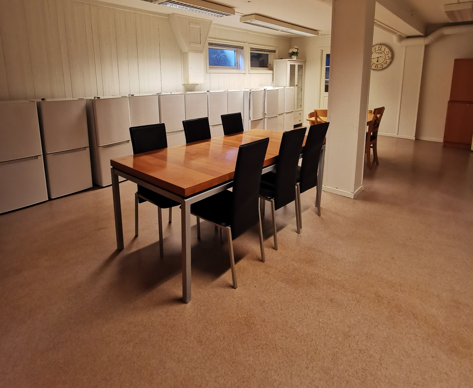 Spiserom. Egne medium kombiskap med kodelås Galleribilde