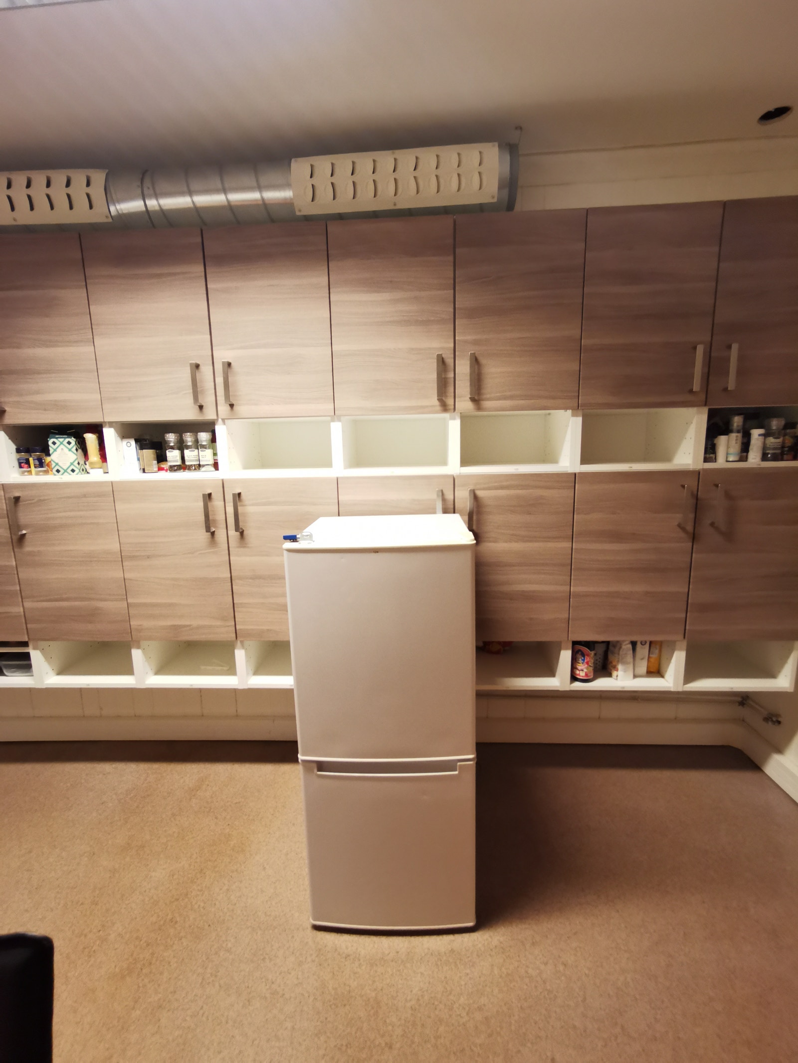 Eget tørrmatskap og eget kombiskap. Kjøledel har kodelås Galleribilde