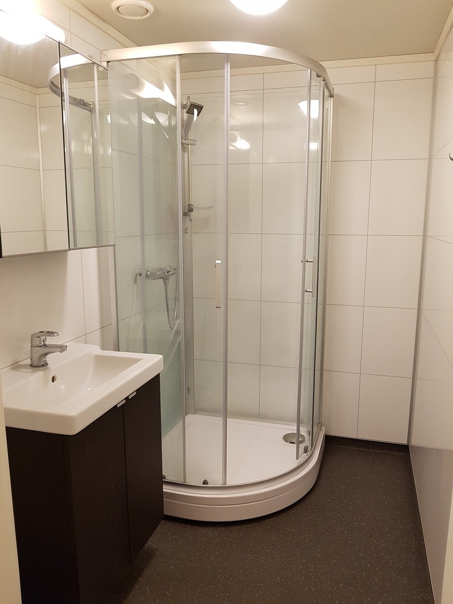 Bad 2 i seksjonen med dusjkabinett og vask Galleribilde