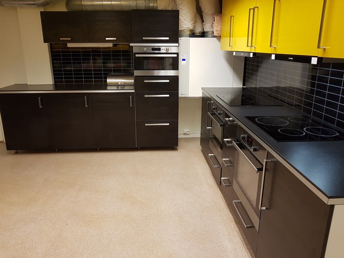 Kjøkken har innebygd mikrobølgeovn Galleribilde