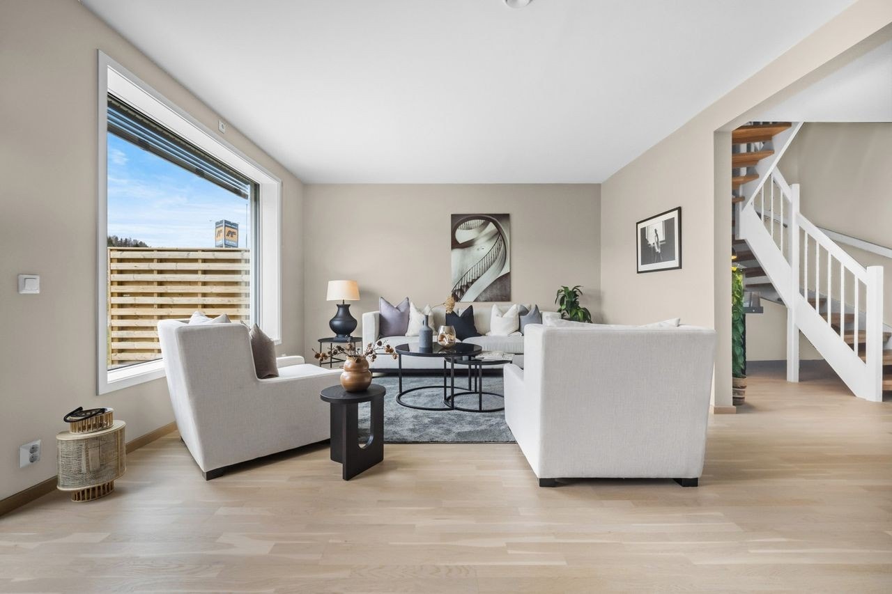 Lys og luftig stue med utgang til markterrasse. Bilde fra en annen bolig i prosjektet med samme planløsning. Galleribilde