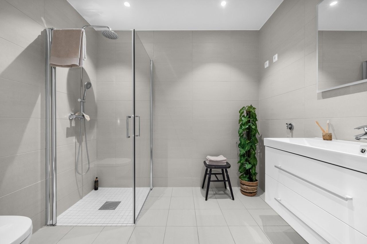 Delikat og pent flislagt baderom. Bilde fra en annen bolig i prosjektet med samme planløsning. Galleribilde