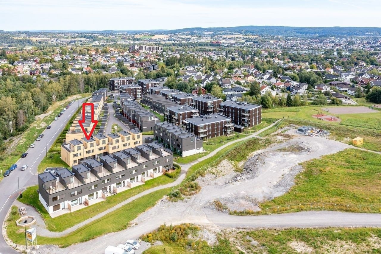 Oversiktsbilde. Rød pil viser rekkehuset sin beliggenhet. Galleribilde