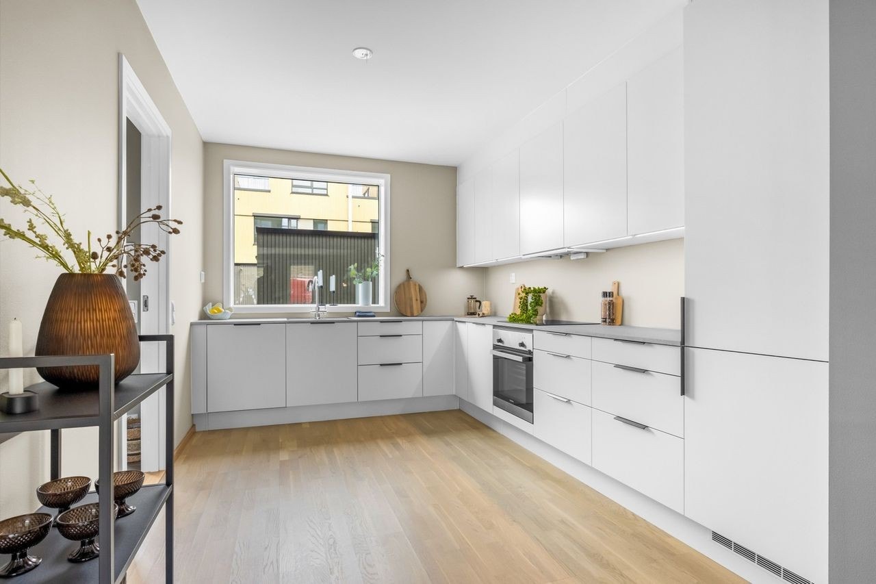 Moderne kjøkken. Hvitevarer medfølger ikke. Bilde fra en annen bolig i prosjektet med samme planløsning. Galleribilde