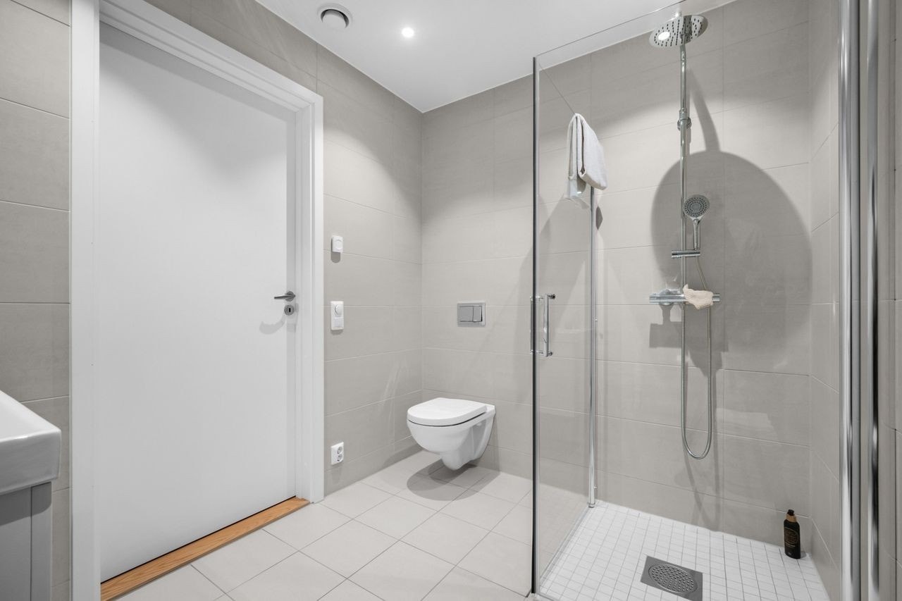 Badet har varme i gulv og downlights i himling. Bilde fra en annen bolig i prosjektet med samme planløsning. Galleribilde