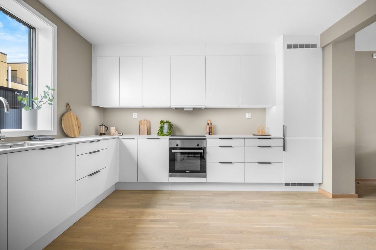 Kjøkkenet har god skap- og benkeplass. Hvitevarer medfølger ikke. Bilde fra en annen bolig i prosjektet med samme planløsning. Galleribilde