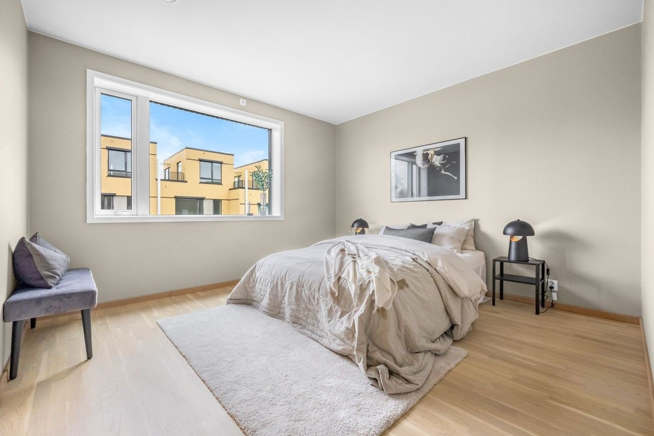 Romslig hovedsoverom. Bilde fra en annen bolig i prosjektet med samme planløsning. Galleribilde