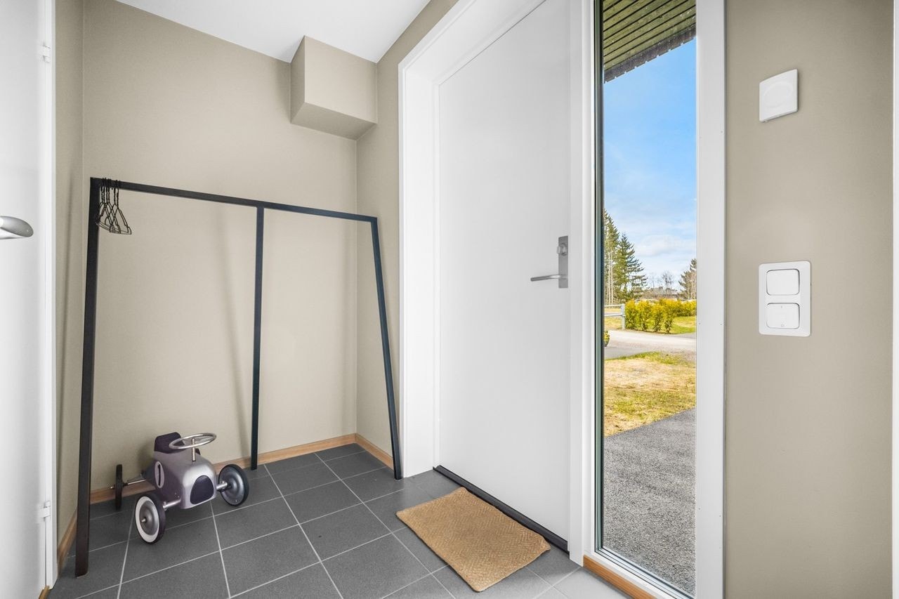 Innbydende entré/gang. Bilde fra en annen bolig i prosjektet med samme planløsning. Galleribilde