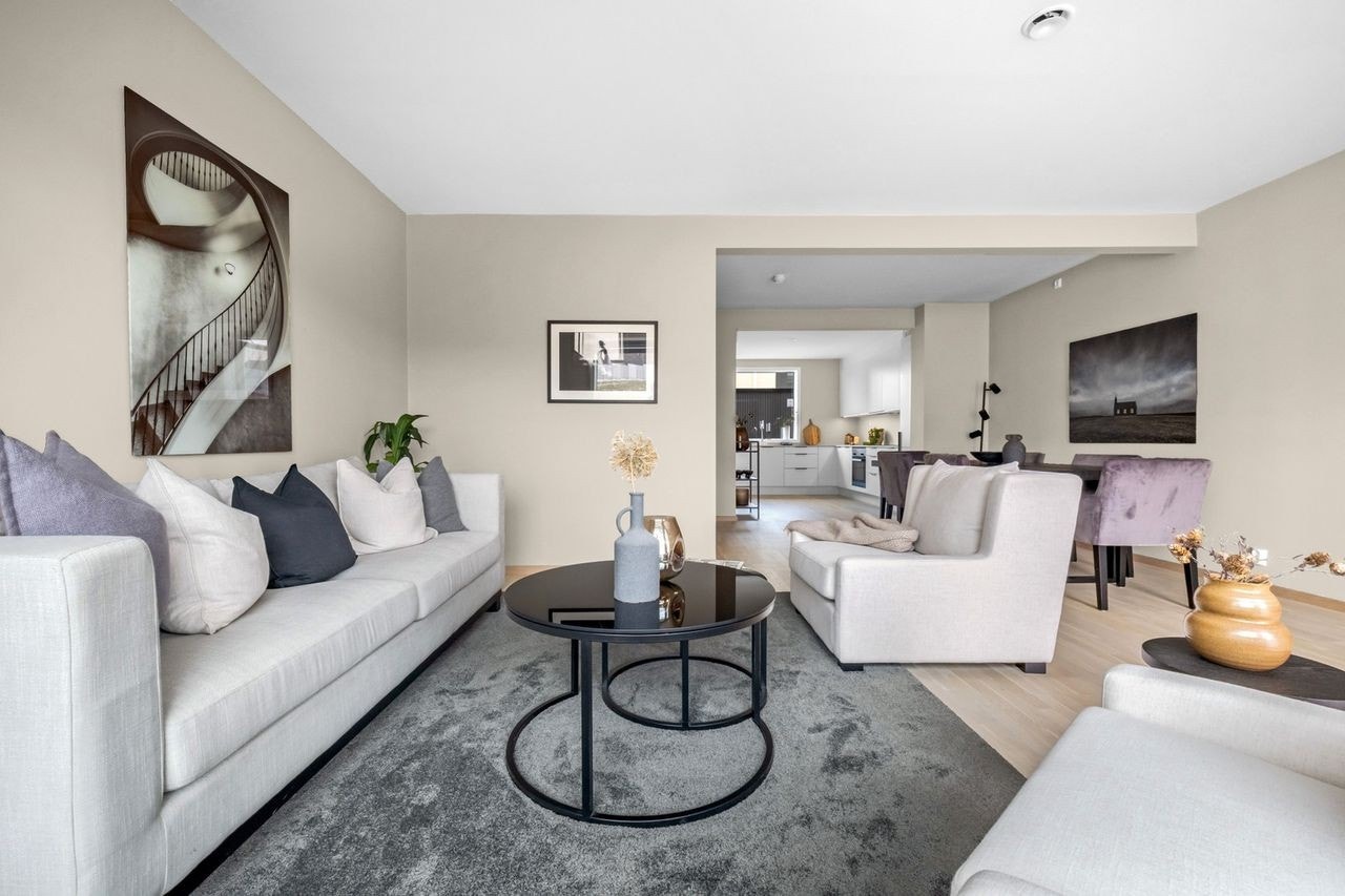 Lys og luftig stue. Flott parkett på gulv. Bilde fra en annen bolig i prosjektet med samme planløsning. Galleribilde