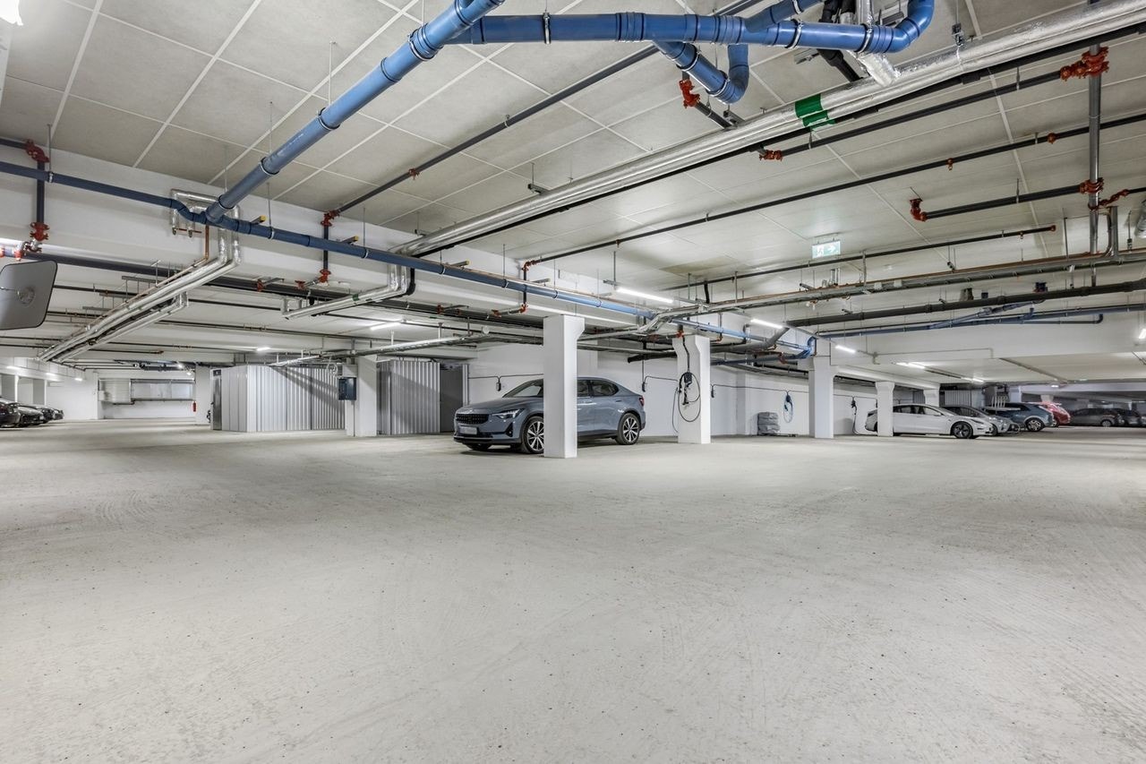 Det medfølger 1 stk. biloppstillingsplass i felles anlegg. Galleribilde