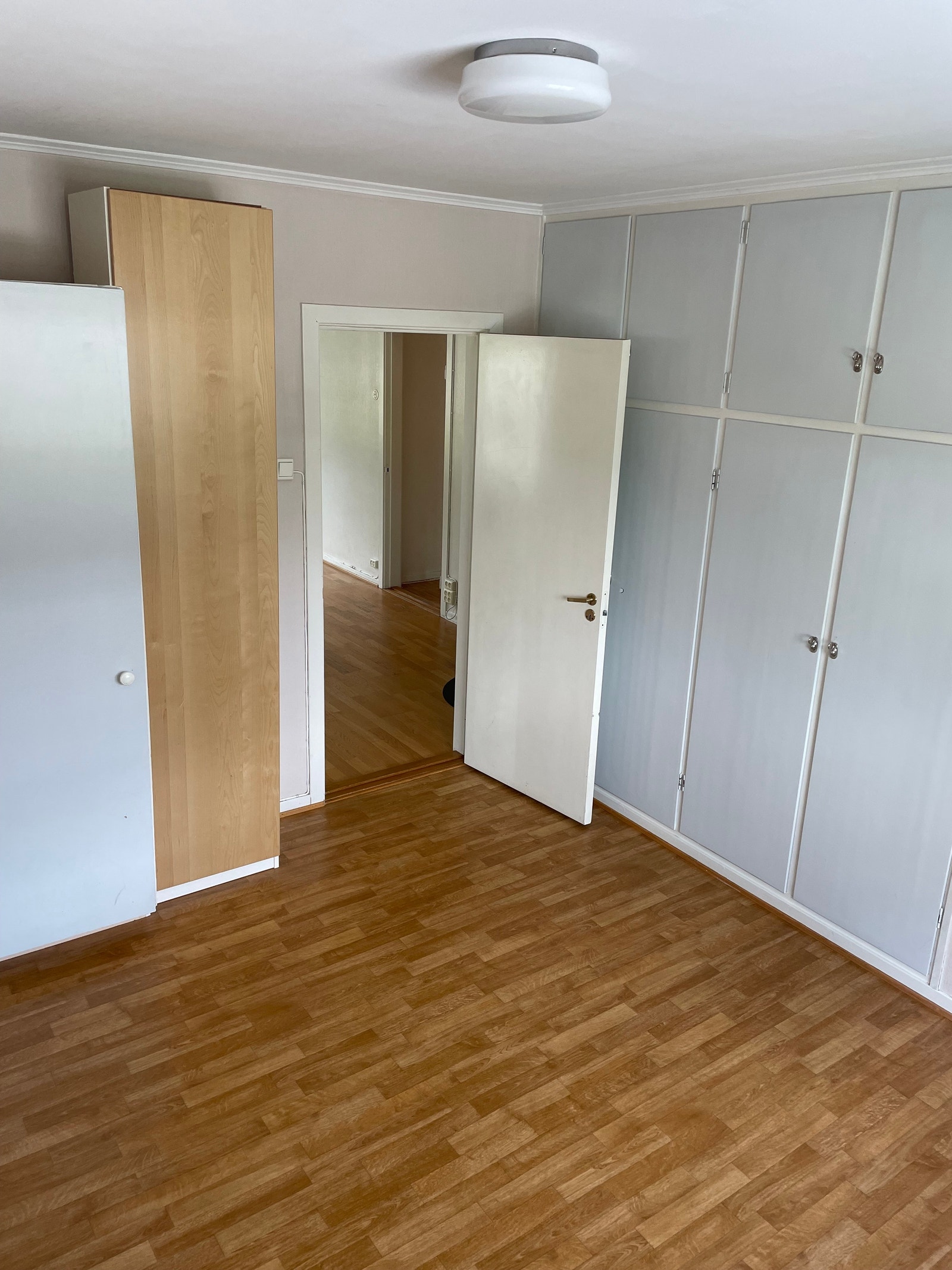 Mange skap og stort rom Galleribilde