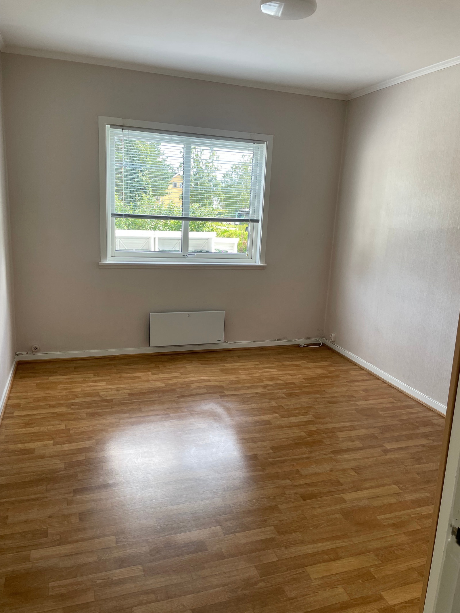 Soverom med plass til dobbelseng Galleribilde