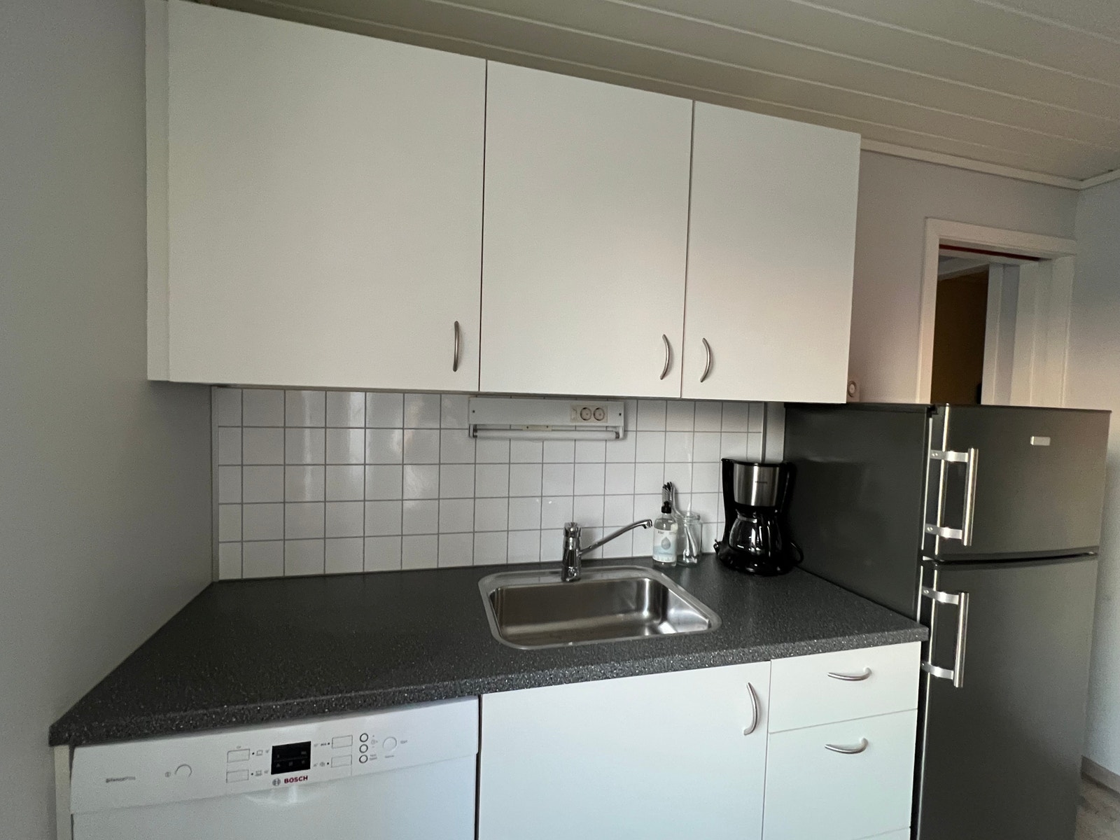 Oppvaskmaskin og fryseboks over kjøleskap Galleribilde