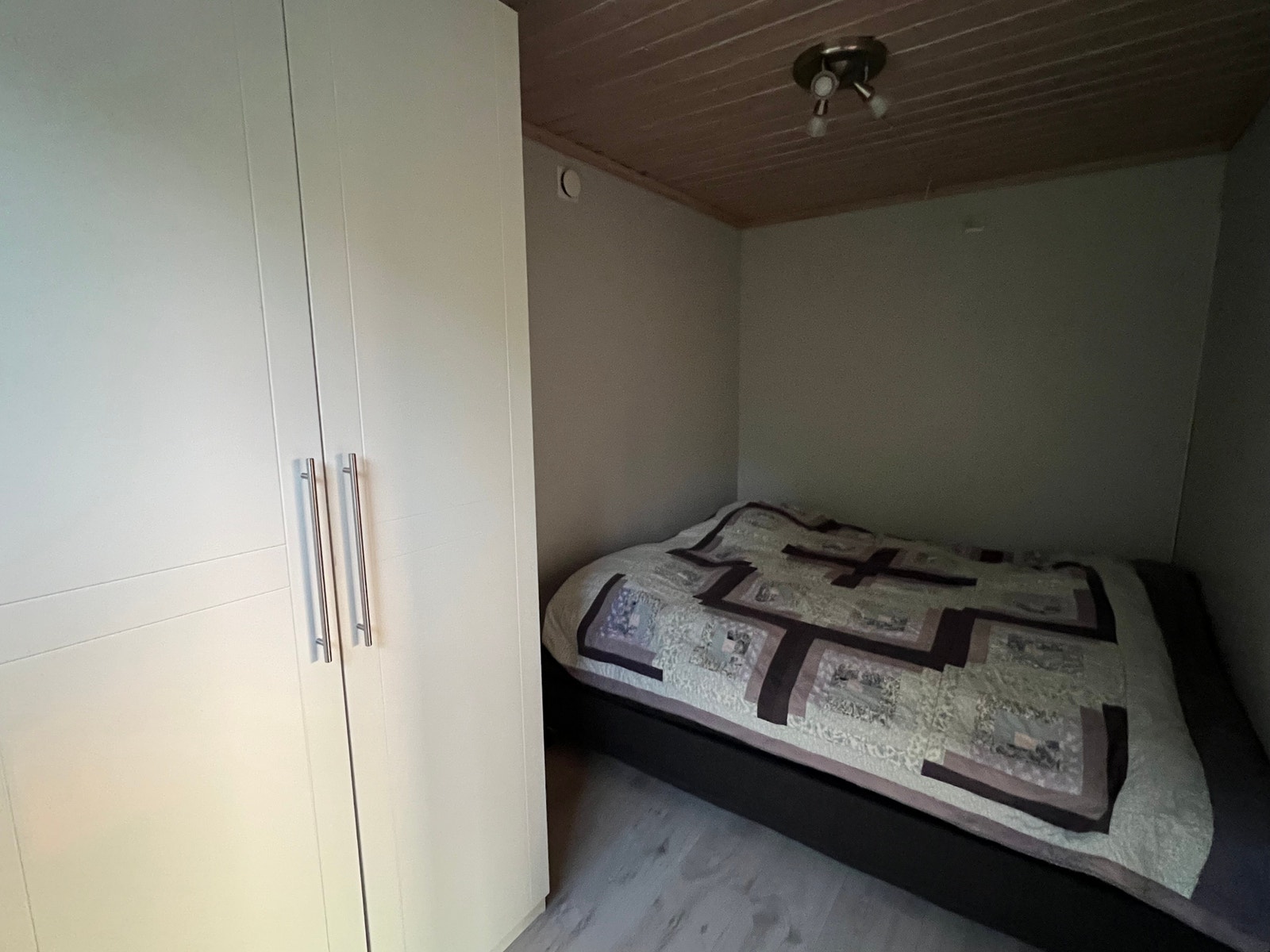 Dobbelseng og stort garderobeskap Galleribilde