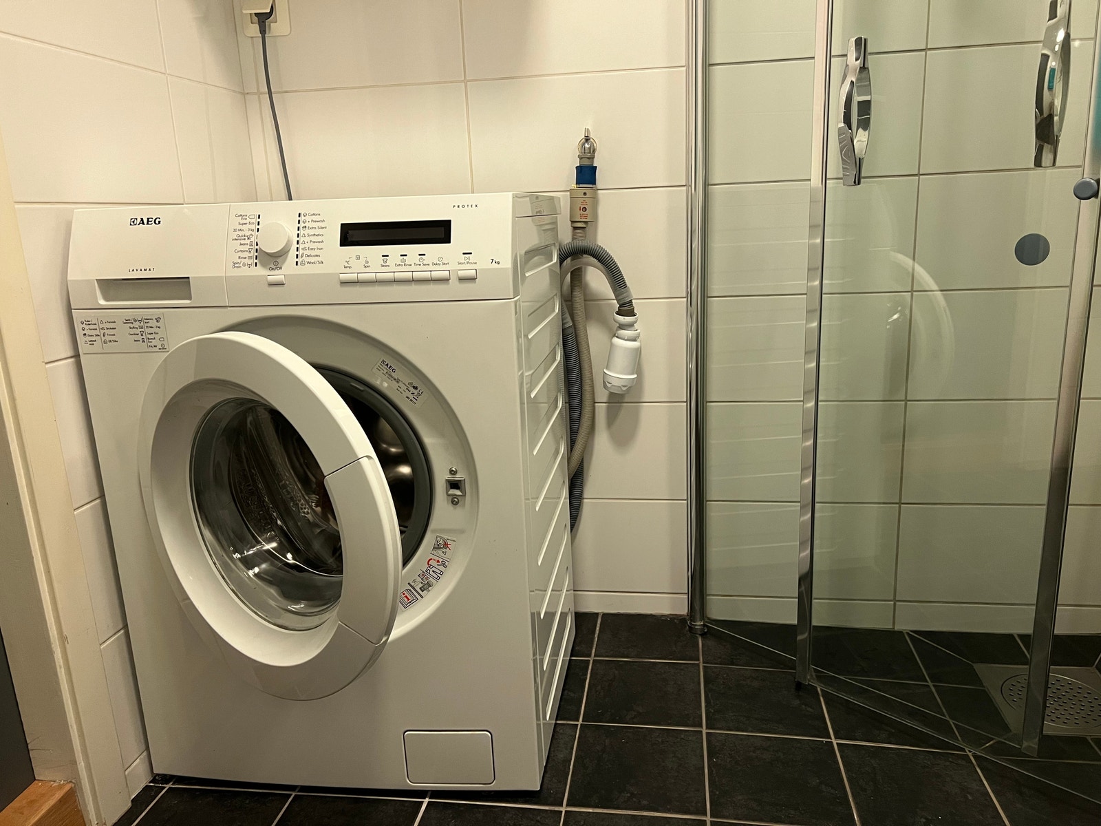 Vaskemaskin på badet Galleribilde