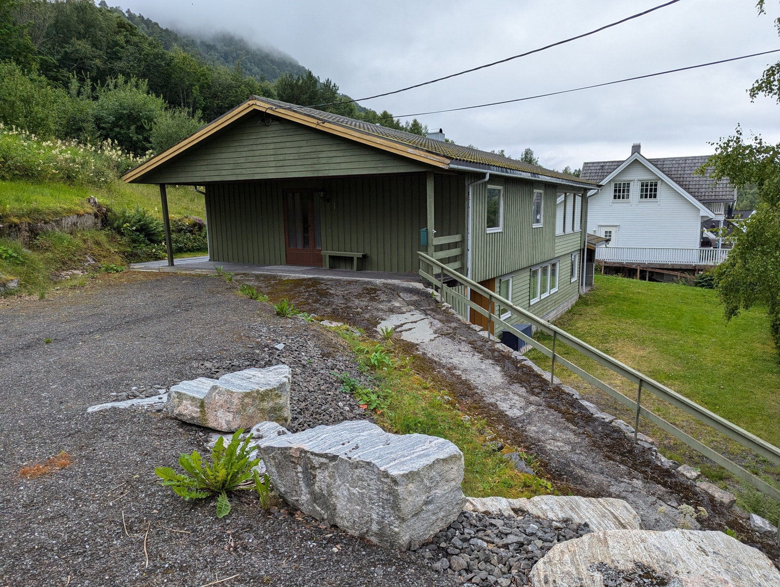 Inngangspartiet og parkeringsplass 1 Galleribilde