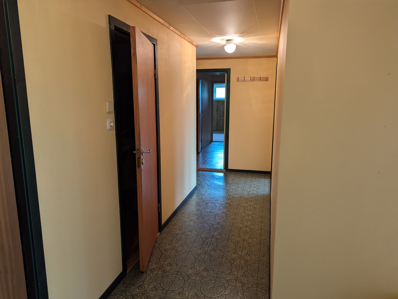 Kjellar - Gang, mot bakre soverom Galleribilde