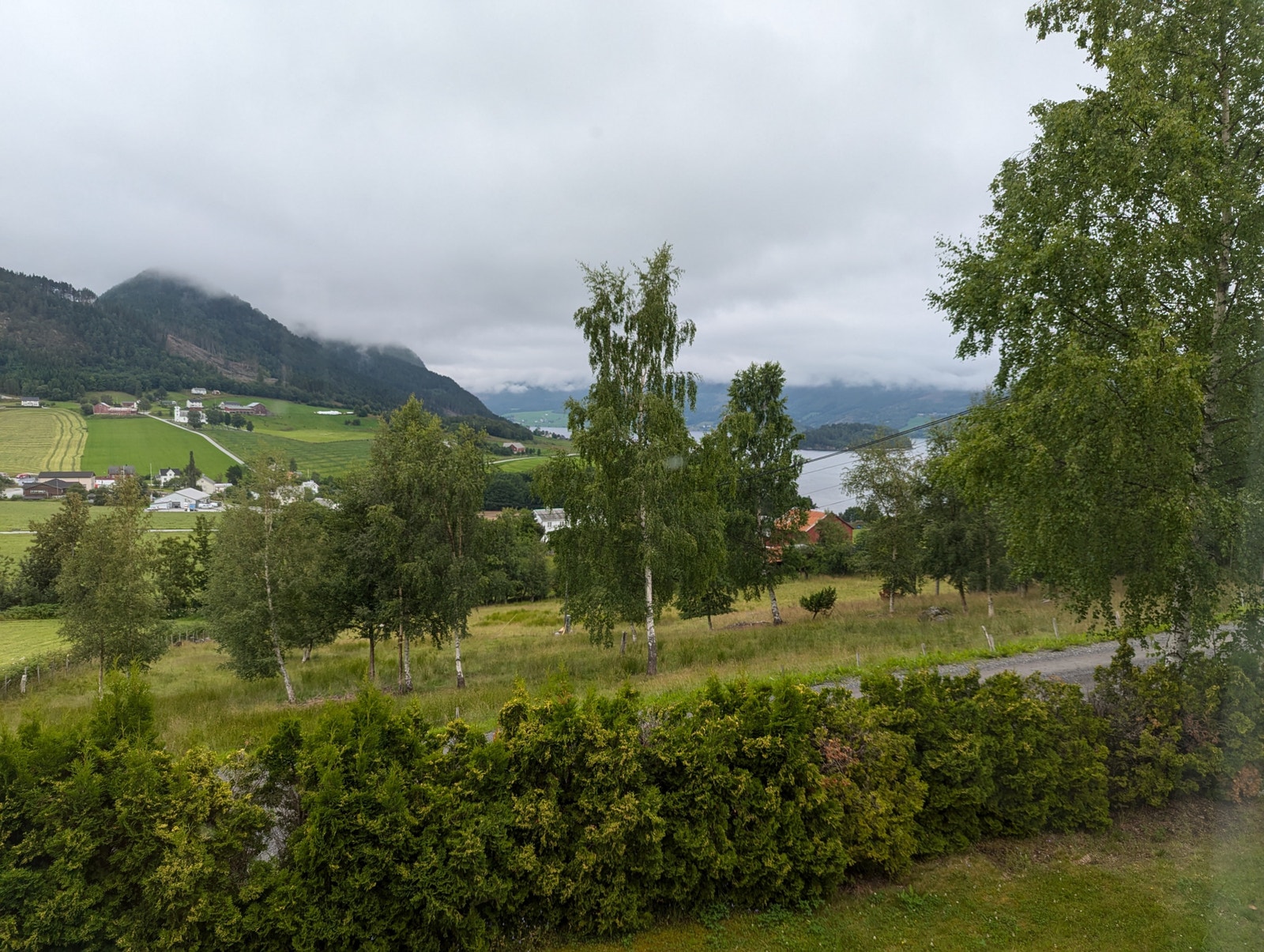 Flott utsikt ut over bygda 2 Galleribilde