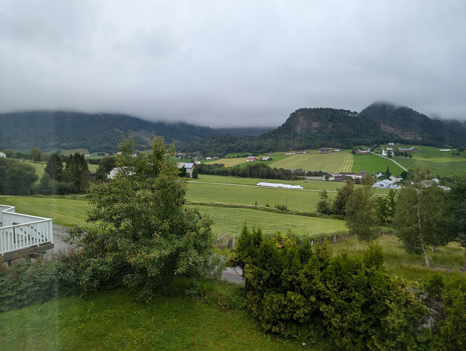 Flott utsikt ut over bygda 1 Galleribilde