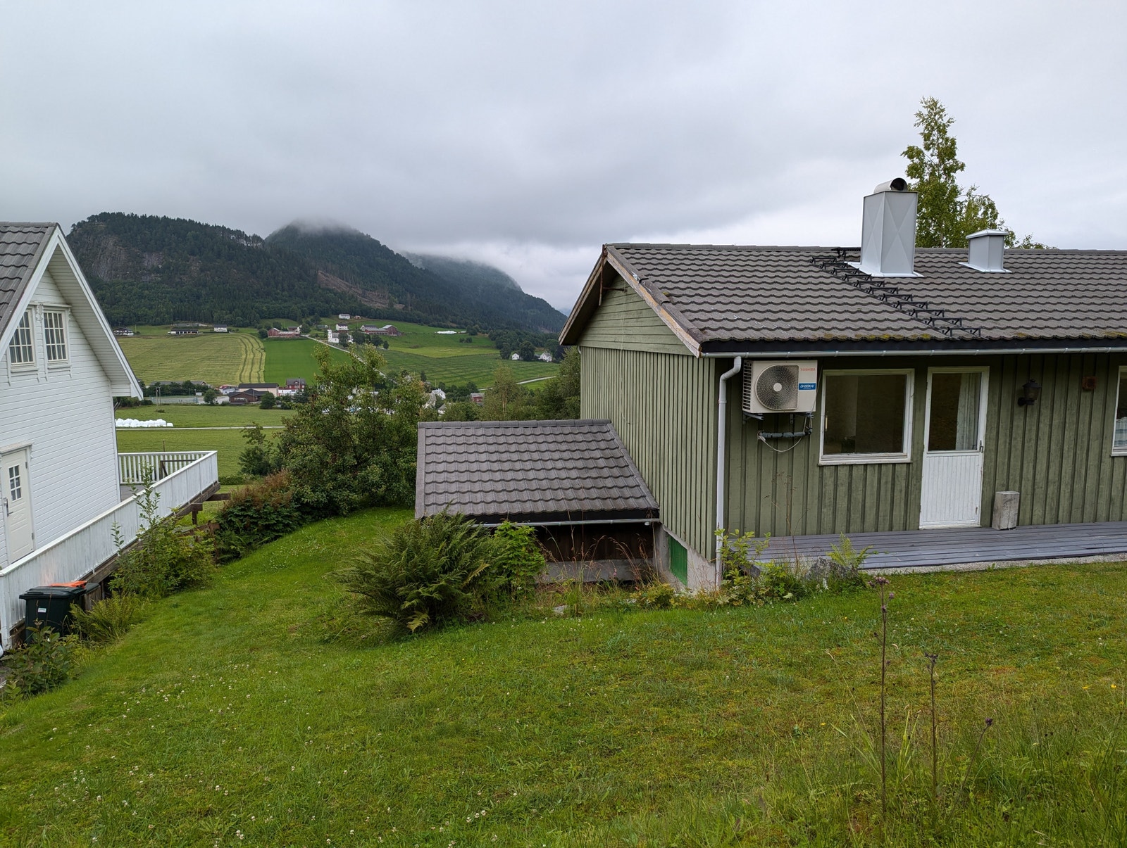 Baksida av huset, med garasjen Galleribilde