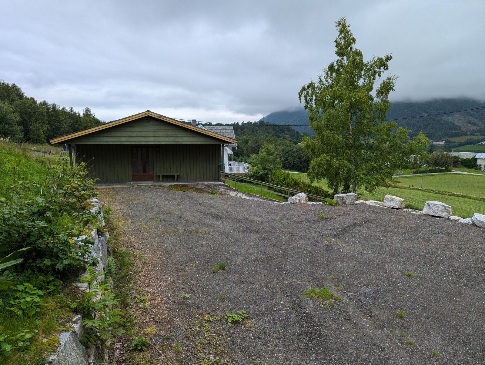 Inngangspartiet og parkeringsplass 2 Galleribilde