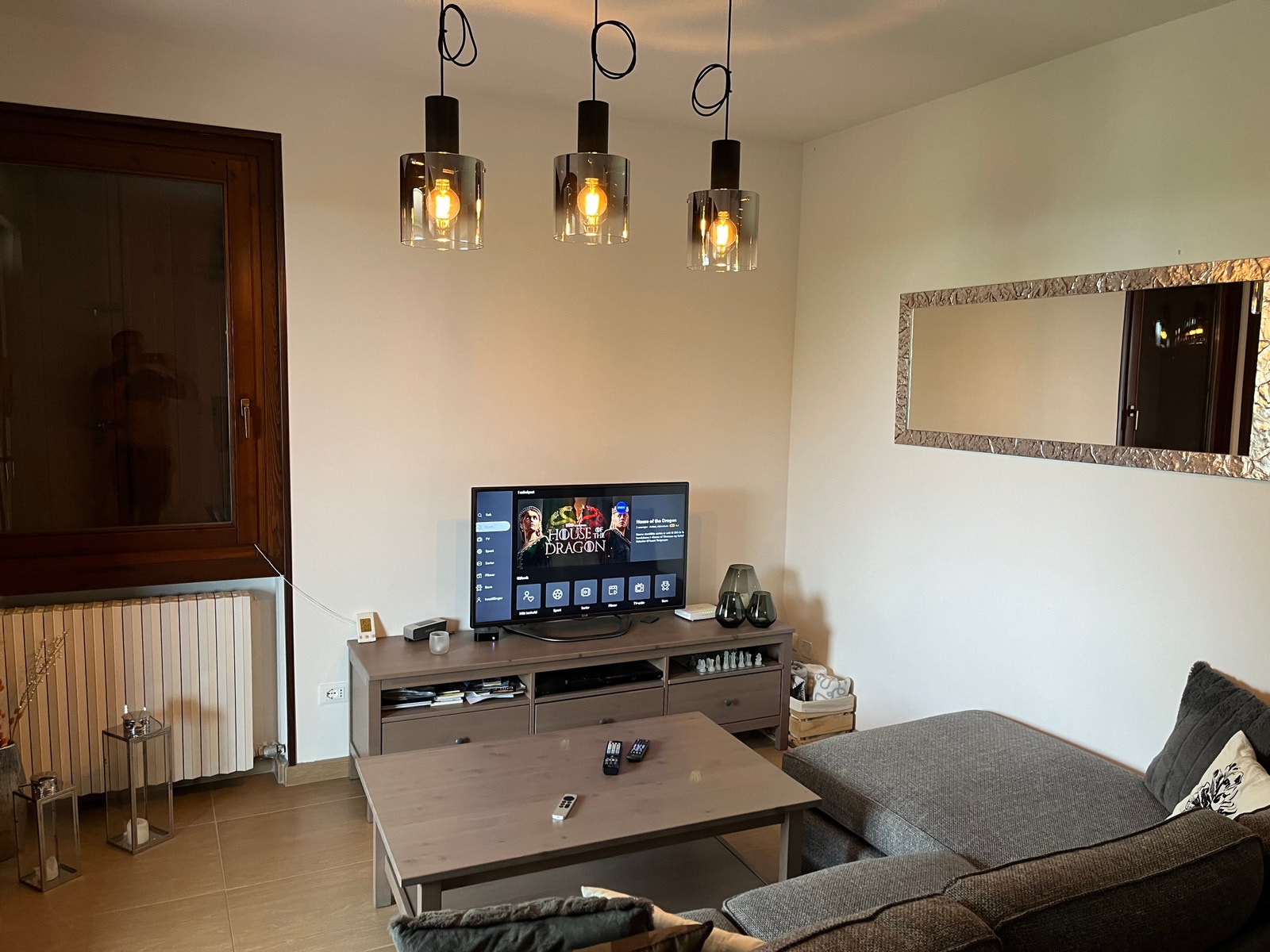 Stue med tv, blueray, ps 3 og Apple TV Galleribilde