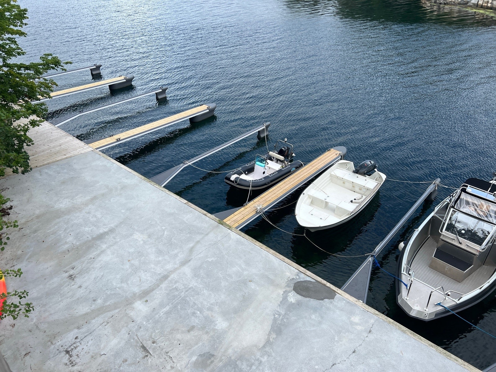 Flotte brede båtplasser i lune Ribeviga Galleribilde