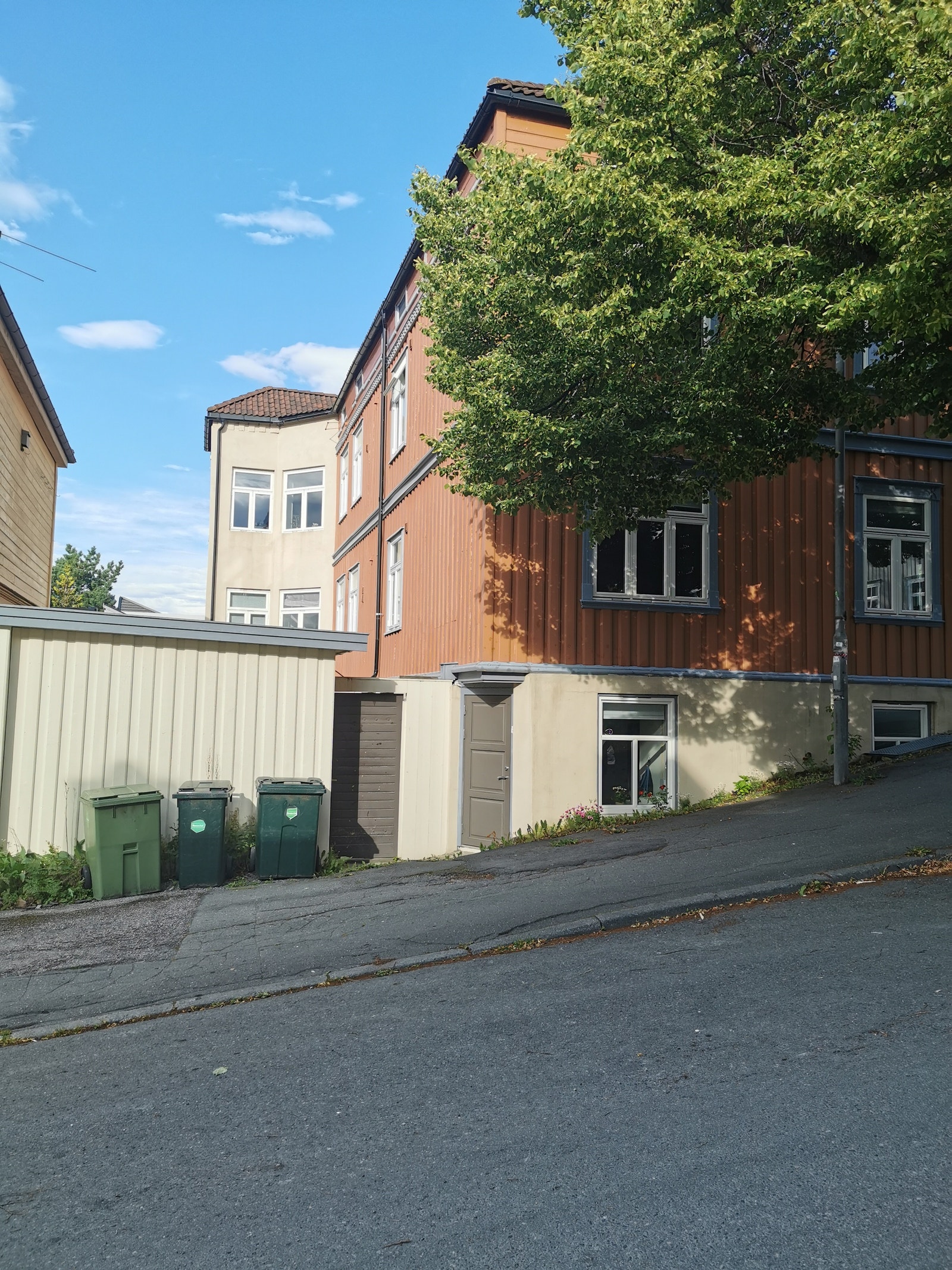 Inngangen til bakgården. Leiligheten ligger på første plan innenfor bakgården. Egen inngang. Galleribilde