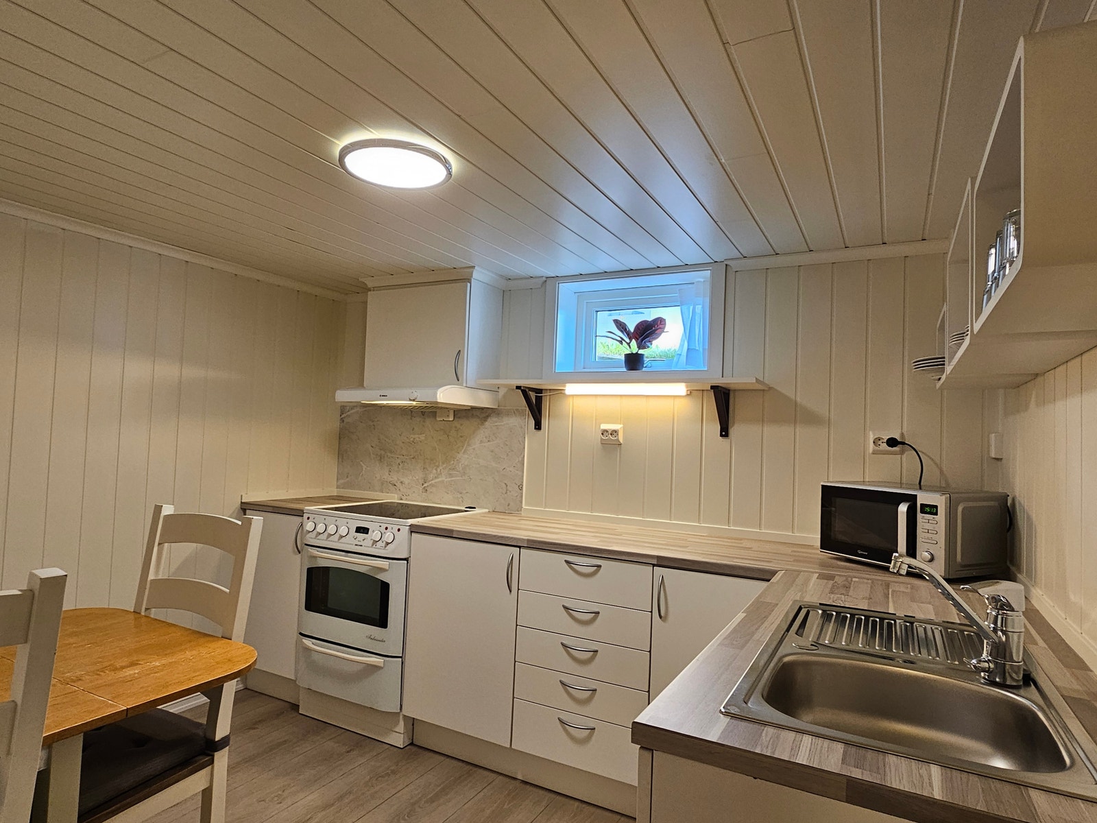 Kjøkken med oppvaskmaskin Galleribilde