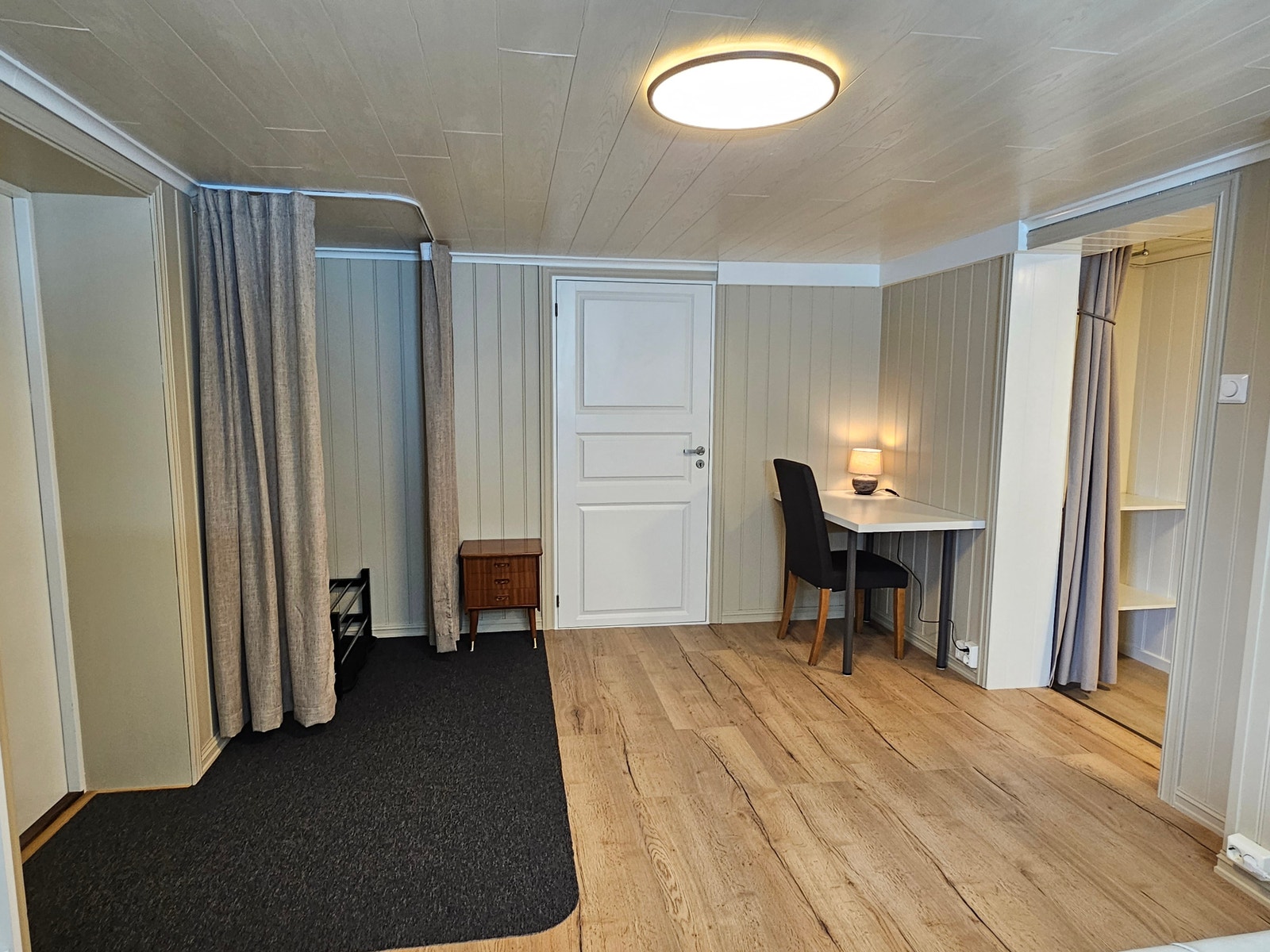 Kontorhjørne og plass til yttertøy. Galleribilde